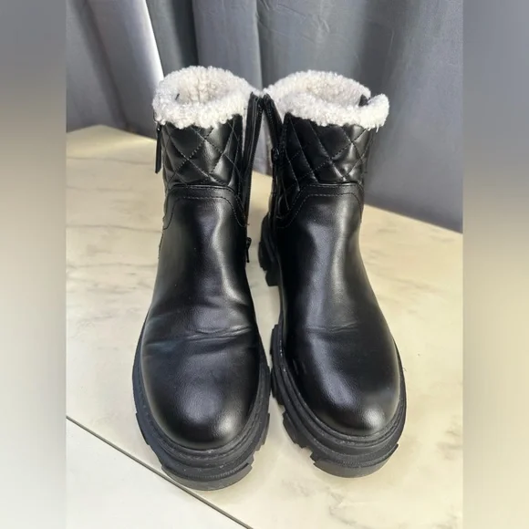 Nine West leather boots. Fleece accent. Size 8.5. Warm and fun. Worn once. - Picture 2 of 7